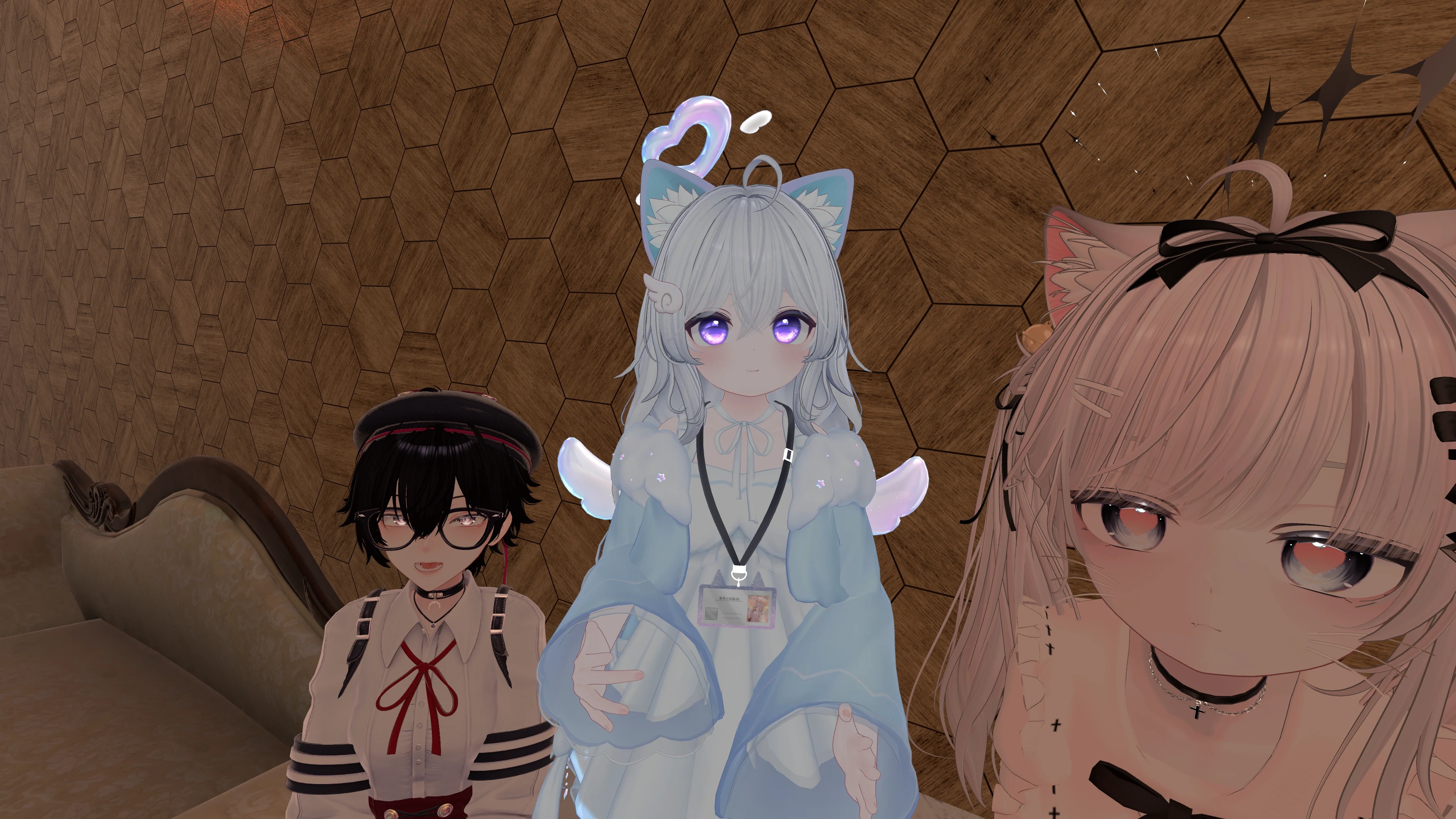 在木质空间里与三位 VRChat 朋友的合影